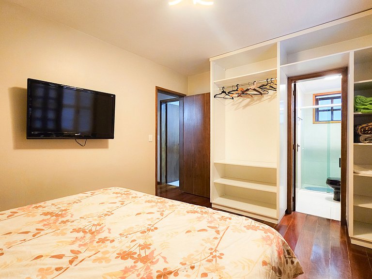 2 quartos com sacada na Borges | Prox. Rua Coberta